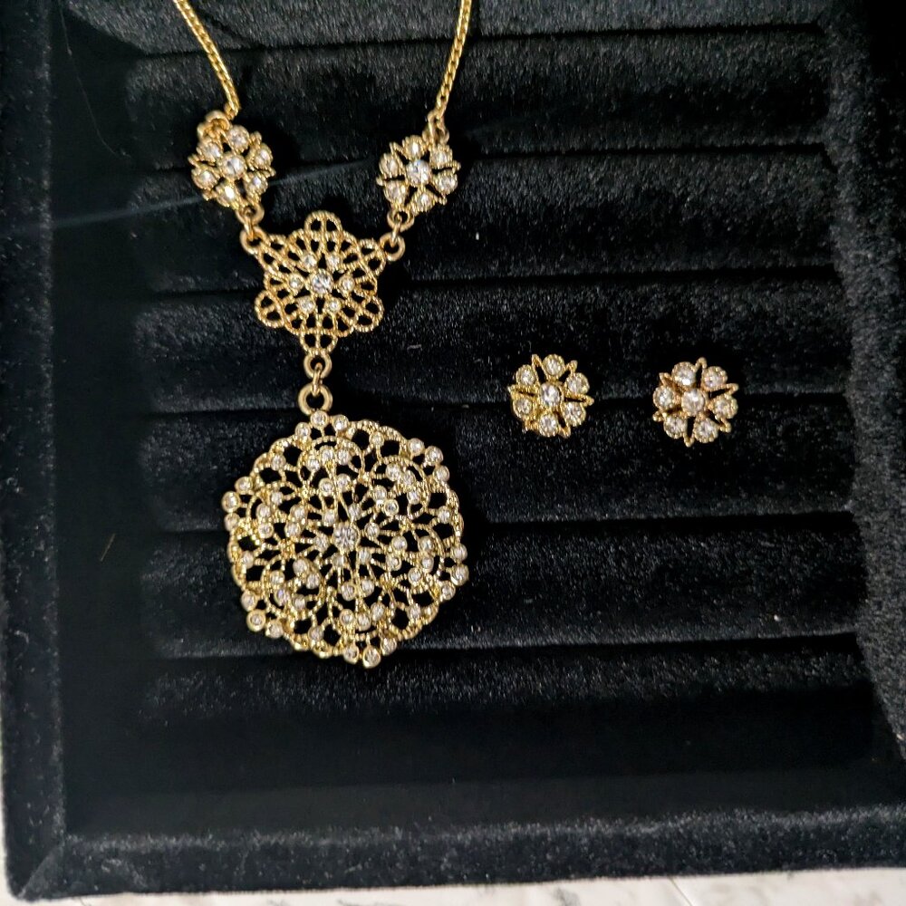 Jewelry Set: Necklace with matching earrings